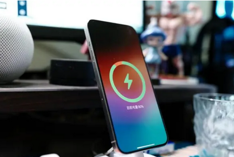 武定苹果15换屏服务分享用什么充电器给iPhone15充电更好 